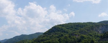 Rhodopes, Güneydoğu Avrupa 'da bir sıradağdır. Bulgaristan. Panorama. Orman alanı dağları kaplıyor..