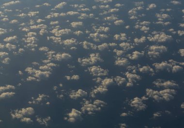 Stratosfer, bulutların arasındaki suyun görüntüsü. Deniz manzarası, yukarıdan, bir uçak penceresinden..