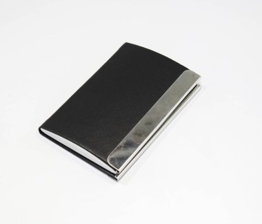 Manyetik kilidi olan siyah deri para çantası ve içinde rupiah paraları var.