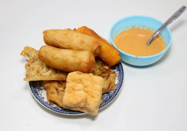 Gorengan, Endonezya 'dan tipik bir aperatif. Bakwan risol ve tofudan oluşuyor. Bu yiyecekler genellikle sokak satıcıları tarafından ucuza satılır..