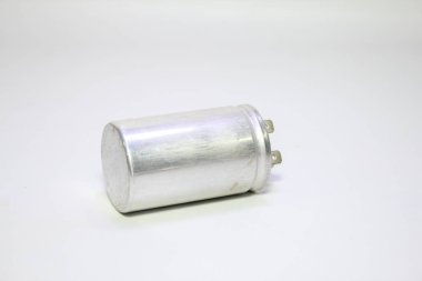 Klima kondansatörü, ev aletleri tamir servisi. Beyaz arkaplanda izole.