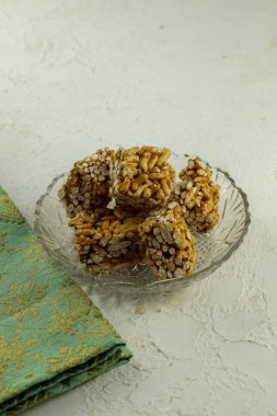 Pirinç patlamış mısır ya da brondong, geleneksel Endonezya yemekleri, tatlı kahverengi şekerle kaplı pirinç.