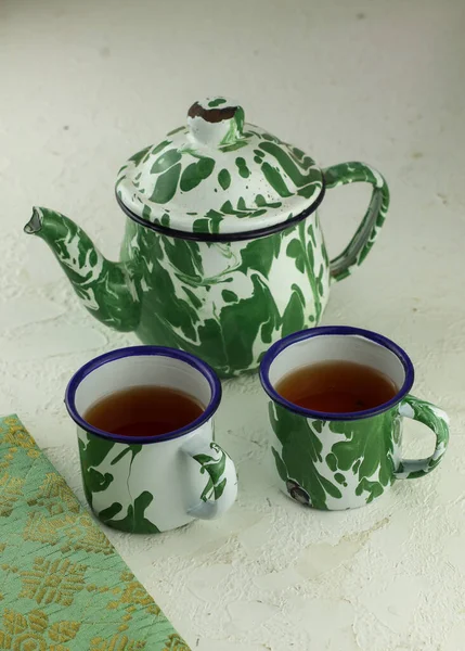 Две Винтажные Чашки Чая Винтажный Чайник Белом Деревянном Столе — стоковое фото
