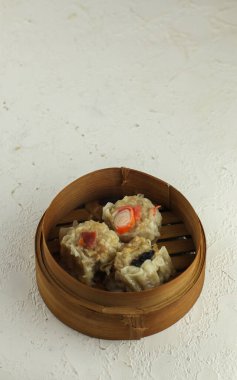 Lezzetli Dim Sum bambu buharlı masanda, Lezzetli Çin yemeği. seçici odak.