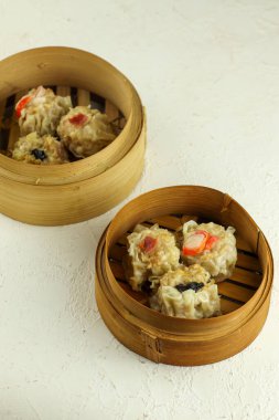Lezzetli Dim Sum bambu buharlı masanda, Lezzetli Çin yemeği. seçici odak.