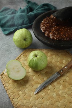 Rujak guava meyvesi, meyve ve palmiye şekeri, fıstık ve biberden yapılmış sambal içeren tipik bir Endonezya yemeğidir.