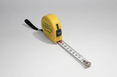 Sarı yapım bant ölçüsü beyaz arkaplanda izole edildi