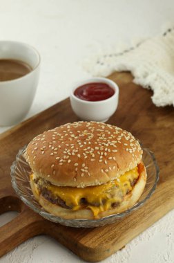 Beyaz ahşap masada nefis ev yapımı hamburger.