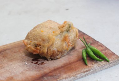 Tahta tabakta Gorengan ya da kızarmış tofu. Kızarmış yiyecekler Endonezya 'nın en sevdiği atıştırmalıklardan biridir.