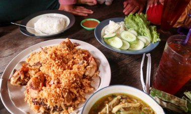 Pilav, taze sebze, gourami balığı ve acı sos ve buzlu çay ile öğle yemeği.