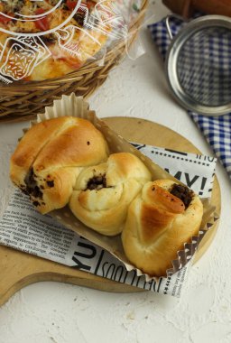 Beyaz tabakta bir bardak sütle çikolatalı ekmek.