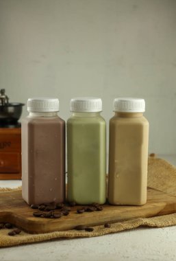 Plastik şişeyi etiketsiz temizleyin. Kahve içerir.