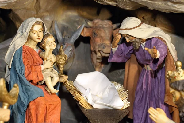 Weihnachtsbett Krippenfiguren Maria Und Josef Mit Christkind — Stockfoto