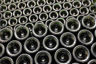 Köpüklü şarap şişelerinin dibinde.