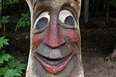 Orman hayaleti, oyulmuş yüz, yakın plan.