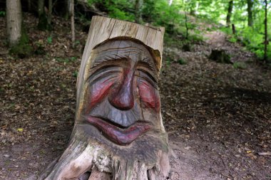 Orman hayaleti, oyulmuş yüz, yakın plan.