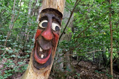 Orman hayaleti, oyulmuş yüz, yakın plan.