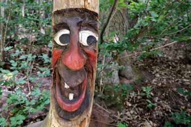 Orman hayaleti, oyulmuş yüz, yakın plan. 