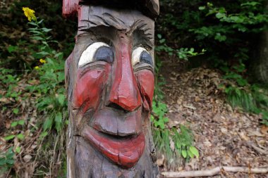 Orman hayaleti, oyulmuş yüz, yakın plan. 