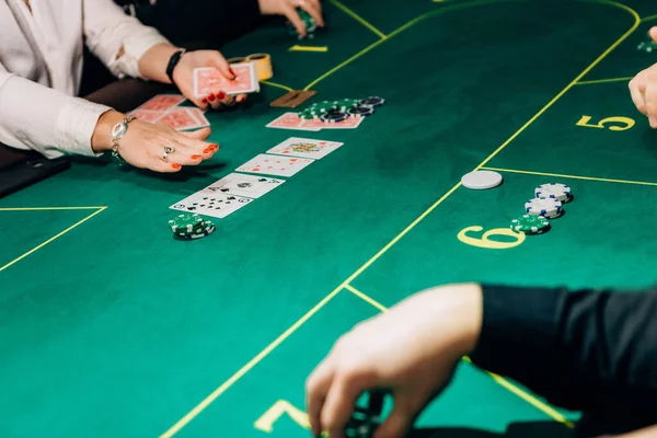 Kasyno Poker Stół Hazard Pieniądze Żetony Zakłady Duże — Zdjęcie stockowe