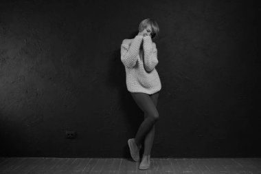 Kadın siyah ve beyaz sevinç duyguları sadece sandalye pozu verir