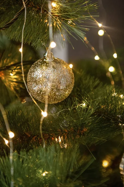 Zlatý Míč Věnce Zblízka Vánoční Stromeček Dekoratio — Stock fotografie
