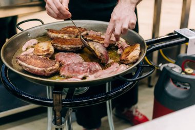 Çiğ et tavası kızartma mutfağı restoranı