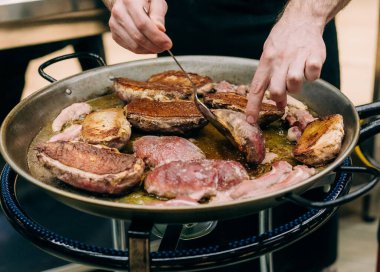 Çiğ et tavası kızartma mutfağı restoranı