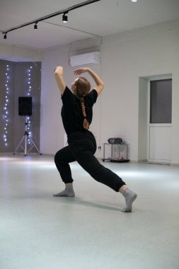 solo dans eğitimi plastik performans ve hareket koreografisi