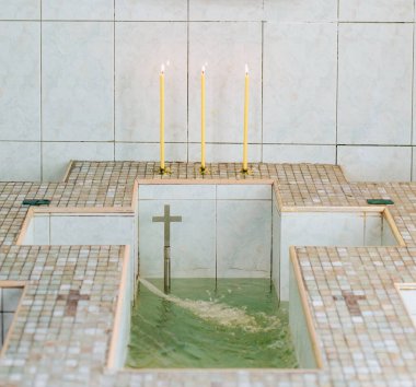 Kutsal suyla yapılan törenler için haç şeklinde bir dini havuz.