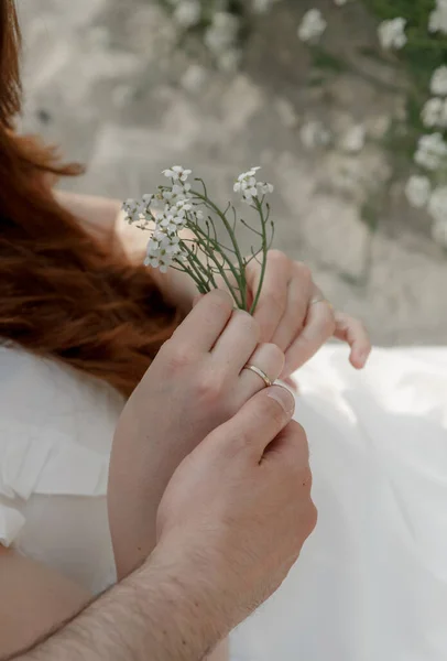 Menyasszony Vőlegény Együtt Közel Kéz Gyűrűk Szerelem Gyengédség Esküvő — Stock Fotó