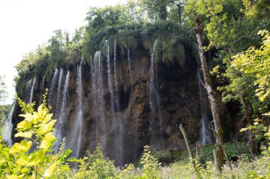 Dağ nehri şelalesi turkuvaz berrak su doğa ekolojisi insanlar olmadan