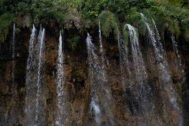 Dağ nehri şelalesi turkuvaz berrak su doğa ekolojisi insanlar olmadan