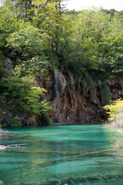 Dağ nehri şelalesi turkuvaz berrak su doğa ekolojisi insanlar olmadan