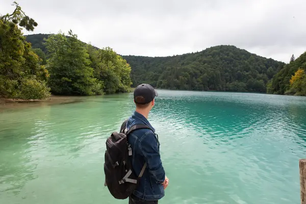 Turistler dağ nehri şelalesi turkuaz berrak su doğa ekolojisi