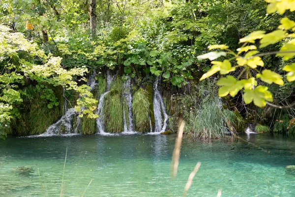 Berg Flod Vattenfall Turkos Klart Vatten Natur Ekologi Utan Peopl Royaltyfria Stockfoton