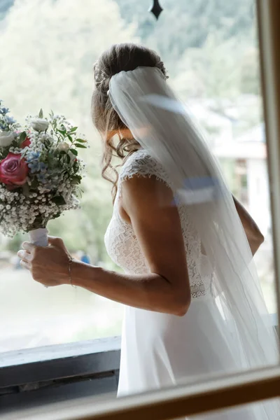 新娘带着一束鲜花参加节日盛事美丽的服装概念爱 — 图库照片