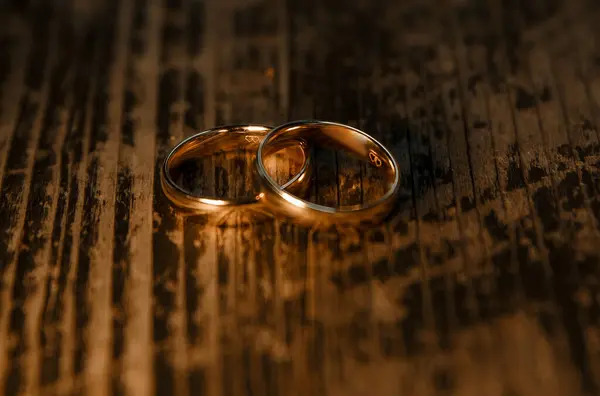 Bröllop Ringar Två Guld Glitter Kärlek Familj Tradition Par Tillsammans Stockbild