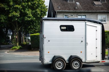 Atları taşımak için karavan konteynırı. Özel otomobil taşıma professiona