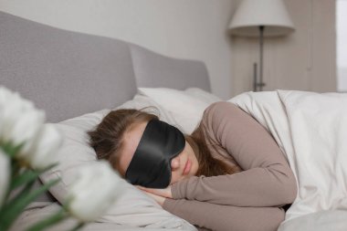 Uykuya dalmak için gözbağı. Rahat uyku modu. Uykusuzluk.