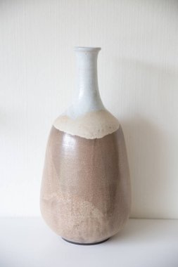 ev dekorasyonu kil saksı figürü evin içinde desen