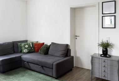 Beyaz kanepe iç dekorasyon odasının iç tasarımı.