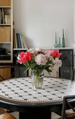 Parlak İskandinav Mutfağı İç Yemek Masası Şakayık Çiçekleri Vazosu