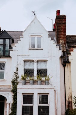 Üçgen çatılı beyaz bir ev. 