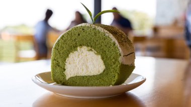 Çay yapraklı yeşil çay rulosu kek. Lezzetli kiraz yeşili çay İsviçre usulü kek dilimleri 