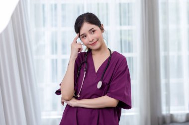 Kadın sağlık görevlisinin portresi. Kadın eczacı ve steteskop huzurevinde çalışıyor..