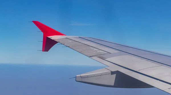 Flügel Eines Flugzeugs Das Über Wolken Fliegt Flügel Eines Flugzeugs — Stockfoto