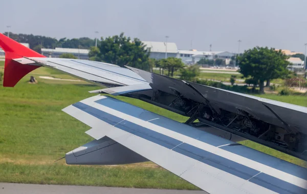 Wing Brzdění Letadla Dráze Křídlo Letadla Otevřenými Klapkami Křídle Přistání — Stock fotografie
