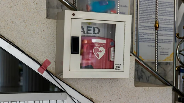 自動体外式除細動器 Aed を使用した救急箱型心肺蘇生 工場の安全上の理由から応急処置箱 — ストック写真