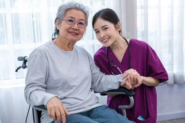 Медсестра Ухаживает Старшим Пациентом Сидящим Инвалидном Кресле Медсестра Помогает Пожилой — стоковое фото
